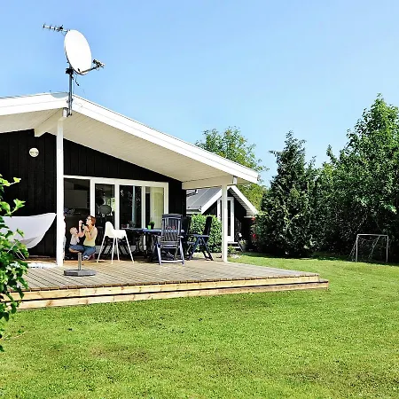 Three-bedroom Holiday In Farvang 9