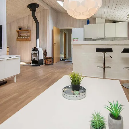 Three-bedroom Holiday In Farvang 9 *